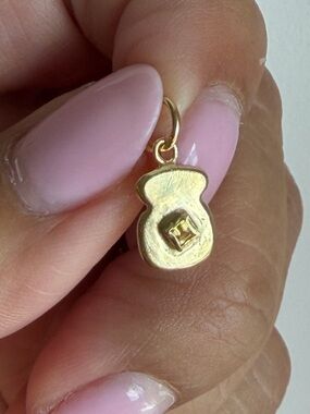 Oxbow 18k & sapphire buttered toast charm